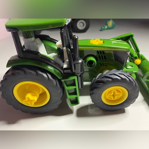 John Deere Tractor  - Incomplete - Picture 2 of 6